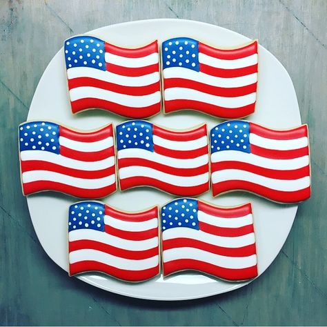 BeeLine Treats on Instagram: “Flag cookies for an Eagle Scout’s Court of Honor ceremony! 🦅🇺🇸 . . . . . #flagcookies #eaglescout #courtofhonor #redwhiteandblue…” Veteran Cookies Decorated, American Flag Cookies Royal Icing, Flag Cookies Decorated, Eagle Scout Cookies, Eagle Scout Court Of Honor Cakes, Army Cookies, American Flag Cookies, Flag Cookies, Court Of Honor