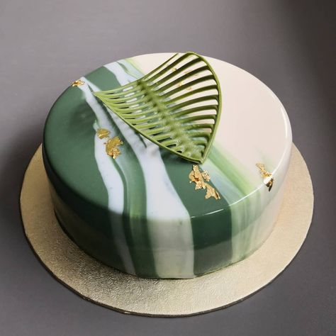 Green Mirror Glaze Cake, Mousse Cake Mirror Glaze, Mousse Cake Decoration Ideas, Mousse Cake Design, Mirror Glaze Cake Design, Glaze Cake Decoration, Entremet Cake Design, Mirror Glaze Cake Decoration, Matcha Leaf