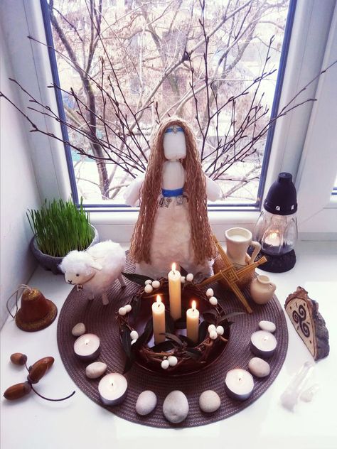 Brigid Altar, Simple Love Spells, Imbolc Altar, Imbolc Ritual, Wiccan Crafts, Pagan Crafts, Witches Altar, Wiccan Altar, Pagan Altar