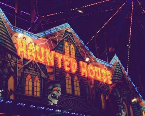 Halloween Aesthetic Haunted House, 1980s Halloween Aesthetic, 00s Halloween Aesthetic, Halloween Haunted House Aesthetic, Nostalgic Halloween Aesthetic, Fall Dates Aesthetic, Halloween 80s Aesthetic, 80s Halloween Aesthetic, Trick Or Treating Aesthetic