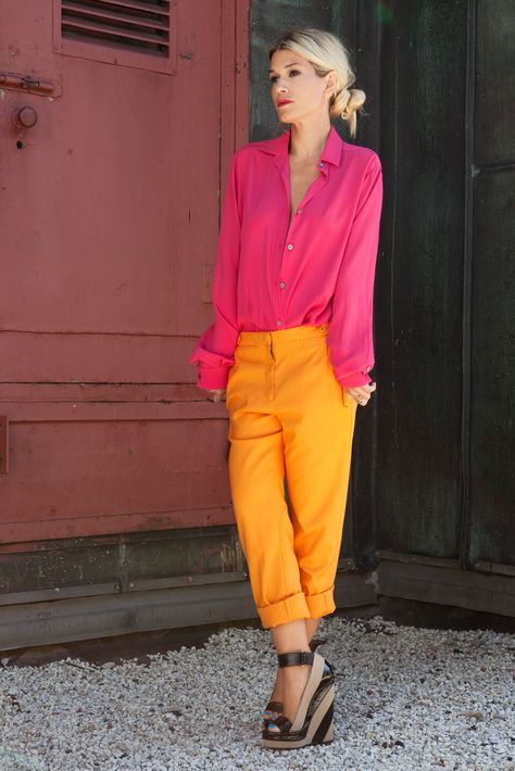 feminina mas muito moderna hein - percebem o contraste mesmo com essas cores sexy? Tangerine Outfit, Chic Office Outfit, Chique Outfit, Orange Pants, Yellow Pants, Looks Street Style, Outfit Trends, Looks Style, Mode Inspiration