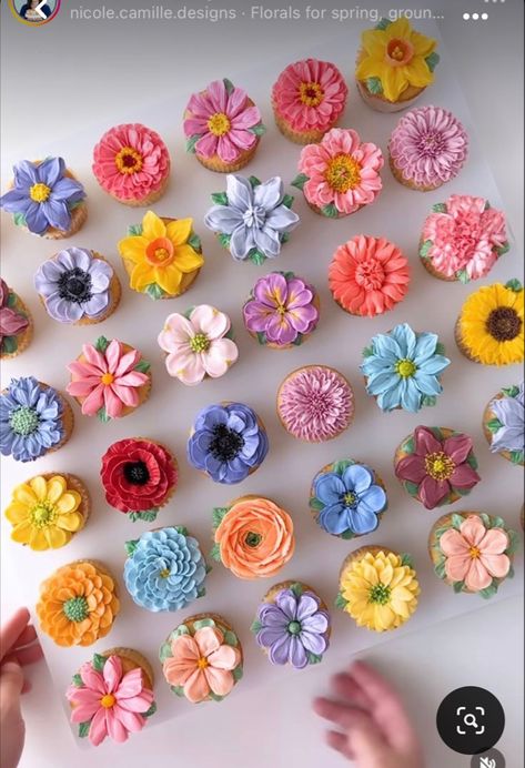 Colorful Wedding Cupcakes, Pressed Flower Cupcakes, Winter Flower Cupcakes, 16th Birthday Cupcakes, Wildflower Cupcakes, Cupcakes Flores, Floral Cupcakes, Creative Cupcakes, Flower Cupcakes