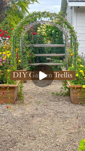 Garden Arbor Ideas Diy, Cattle Wire Trellis, Garden Arbour Ideas Diy, Raised Garden Beds With Trellis, Cattle Panel Trellis, Panel Trellis, Weaving Instructions, Garden Hydrangea, Wire Trellis