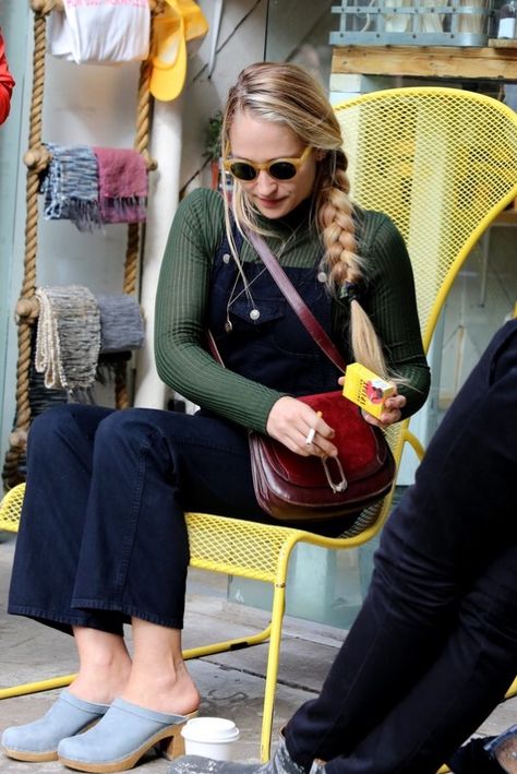 What To Wear With Overalls, Clogs Outfits, Girls Hbo, Vintage Clogs, Jemima Kirke, Clogs Outfit, Style Overalls, Style Crush, Boho Casual