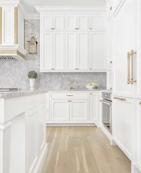 Luxury White Kitchen Design, Luxury White Kitchen, Model Dapur, Kabinet Dapur, Modern Kitchen Interiors, Classic Kitchen, Marble Counter, White Kitchen Design, Shaker Cabinets