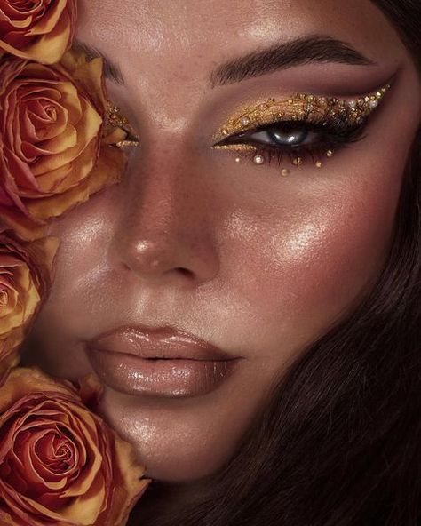 Lineth Gonzalez 💎✨💋🦄🌈💖🌹☄🌟 (@linethglz) • Instagram photos and videos Gold Goddess Makeup, Goddess Makeup, Gold Makeup Looks, Space Makeup, Glitter Makeup Looks, Rhinestone Makeup, Gold Eye Makeup, Ethereal Makeup, Emo Makeup