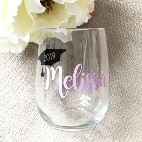 Graduation Glasses, Vinyl Inspiration, Grad Diy, College Grad Gifts, Graduation Gift Ideas, Graduation Gifts For Daughter, Graduation Gifts For Him, High School Graduation Gifts, College Student Gifts