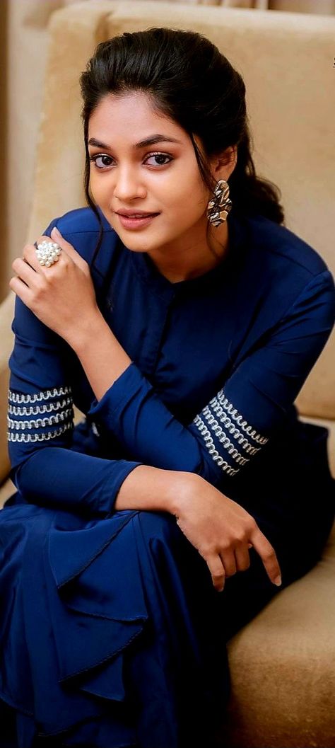 Aleena Shaji, Amala Paul, Wedding Couple Poses Photography, Poses Photography, Wedding Couple Poses, Choker Necklace Set, Face Images, Couple Poses, Indian Actress Hot Pics