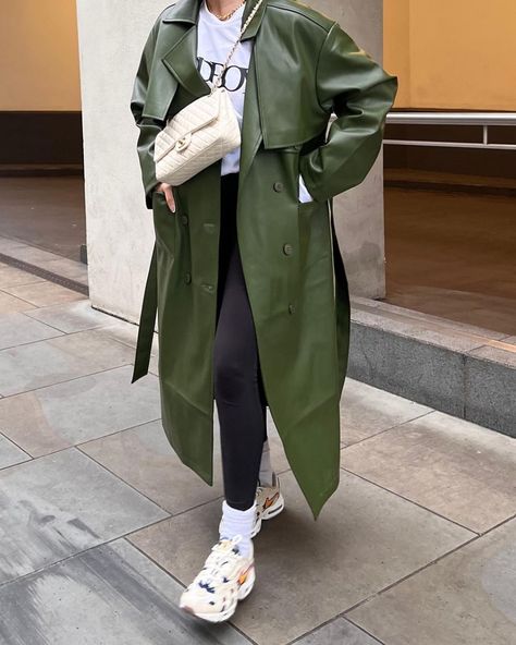 Best Fall Outfits, Capsule Wardrobe Women, Raincoat Outfit, Green Trench Coat, Trench Coat Outfit, Dress Modern, Street Style Edgy, 90s Fashion Outfits, Streetwear Aesthetic