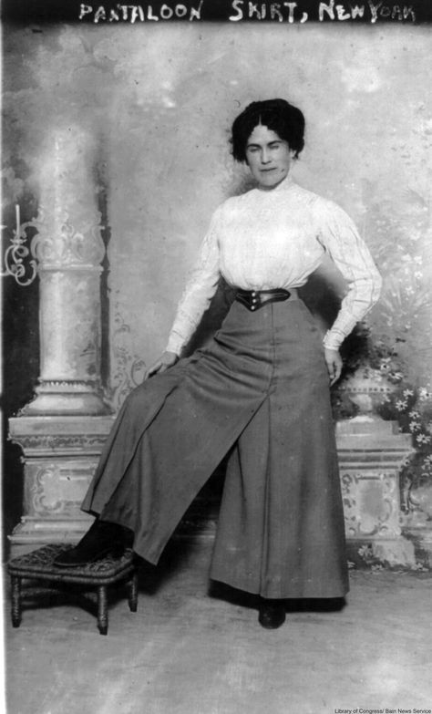 the history of the first women's pants Pant Trousers Women, Fashion 1910, 1910s Fashion, 파티 드레스, 20th Century Fashion, Retro Mode, Medieval Fashion, Edwardian Fashion, Historical Costume