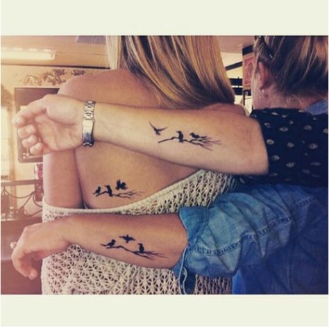 Tatto birds Sister Tattoos Birds, Generational Tattoos, Triplet Tattoos, Mother And Daughter Tattoo, Sister Tattoo Designs, Mom Daughter Tattoos, Vogel Tattoo, Daughter Tattoo, Sibling Tattoos