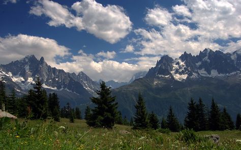 Terra/Natura Montagne  Sfondo Blue Sky Wallpaper, Iphone Wallpaper Winter, Mountain Pictures, Mountain Background, Nature Iphone Wallpaper, Summer Trees, Colorful Mountains, City Sky, Sky Mountain