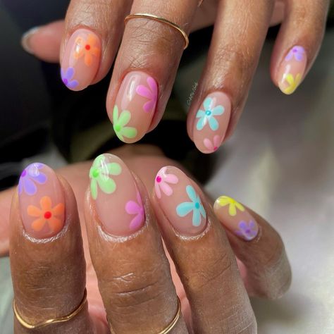 Colourful Flower Nail Art, Flower Tip Nail Designs, Multi Color Flower Nails, Pretty Gel Nail Ideas, Funky Flower Nails, Bright Floral Nails, Color Flower Nails, Bright Flower Nails, Cute Summer Nails 2024