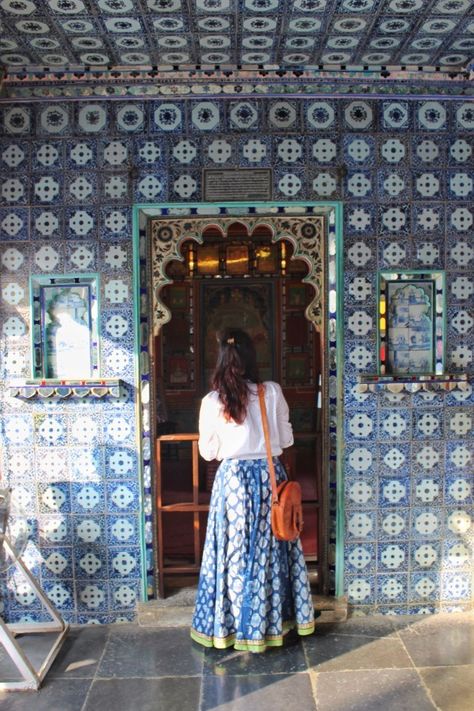 Udaipur Photography Poses, Rajasthan Outfit Ideas, Historical Photoshoot, India Udaipur, Indian Houses, Jaipur Travel, India Women, Udaipur India, Travel Pose