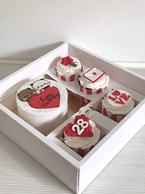 Cupcake Cakes Anniversary, Bday Cake For Girlfriend, Valentine Bento Cake With Cupcakes, Cake Designs For Love, Gf Birthday Cake Design, Bento Cake Design Valentines, Mini Cake For Anniversary, Anniversary Cupcake Ideas Couple, Mini Cake Birthday Ideas