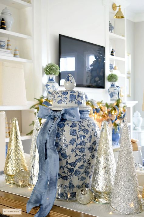 Grandmillennial Living Room, Gold Christmas Living Room, Myers House, Blue And Gold Christmas, Lush Christmas, Christmas Living Room Decor, Christmas Palette, Chinoiserie Christmas, Coastal Country