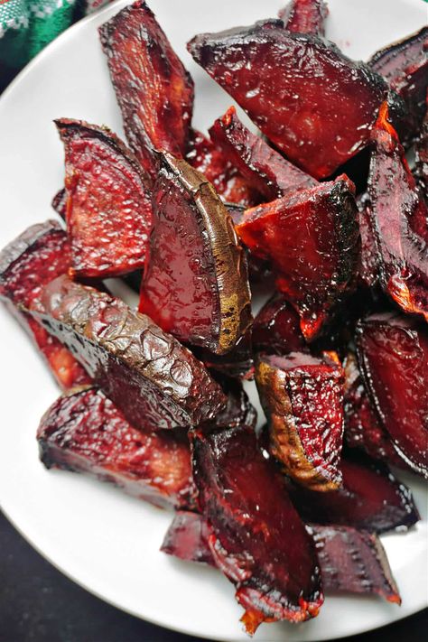 Roasted Beetroot, a simple and super easy side dish that is so delicious and packed with goodness. It has an amazingly vibrant colour that doesn't fade when the beets are roasted, and you only need salt and olive oil to bring the most out of this underrated veggie. Best Roasted Beets Recipe, Roasted Beetroot Recipes, Beet Dishes, Cheese Sauce For Cauliflower, Beets Roasted, Roast Beetroot, Roasted Beets Recipe, Roasted Beetroot, Roasted Rainbow Carrots