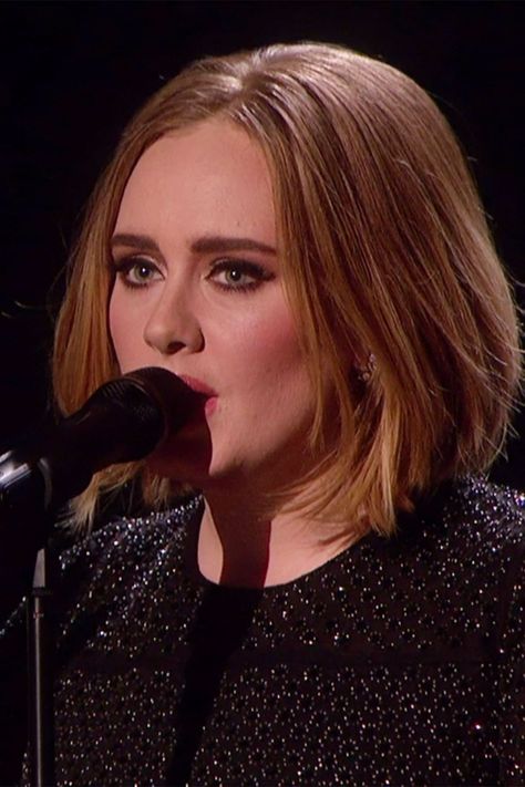 The 27-year-old British superstar unveiled a style overhaul on last night's X Factor - a short choppy bob - and we LOVE it. Adele Short Hair, Adele Bob, Adele Hair, Medium Bob Haircut, Wavy Bob Hairstyles, Medium Bob Hairstyles, Try On Hairstyles, Choppy Bob Hairstyles, Haircut Short