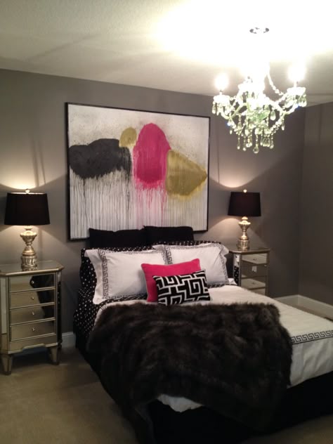 Black Women Room Ideas Bedrooms, Woman’s Bedroom Decor, Black N White Bedroom Ideas, Black And White Room With Pop Of Color, Stylish Bedroom Ideas For Women, Black Women Bedroom Ideas, Blush Room Decor Bedroom Ideas, Room Ideas Black Furniture Bedroom, Woman Bedroom Decor