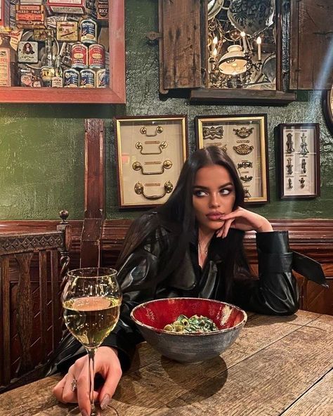 Restaurant Pictures, Rockstar Aesthetic, Dark Feminine Aesthetic, Foto Poses, Instagram Photo Inspiration, Edgy Look, Instagram Inspo, Star Girl, Insta Photo Ideas