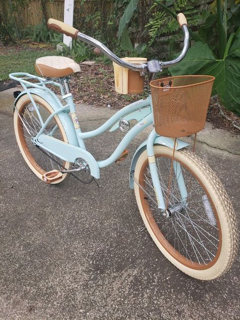 Beach Cruiser Aesthetic, Beach Cruiser Bikes Aesthetic, Vintage Bycicles, White Beach Cruiser, Cute Bikes, Beach Cruiser Bikes Women, Aesthetic Bikes, Bikes Aesthetic, Old Fashioned Bike