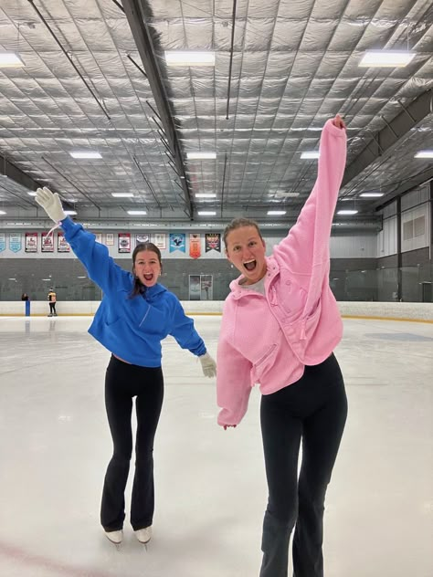 Cute winter aesthetic Indoor Ice Skating Outfit With Friends, Cute Skating Rink Outfits, Cute Warm Ice Skating Outfits, Figure Skating Outfit Ideas, What To Wear Ice Skating With Friends, Ice Skating Rink Outfit, Cute Ice Skating Pictures, Indoor Ice Skating Outfit, Ice Skating Pictures With Friends