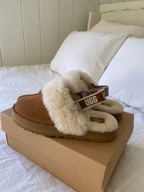 Ugg Fits Y2k, Uggs Funkette, Ugg Funkette Outfits, Ugg Slides Outfit Ideas, Winter Shoes Aesthetic, Fuzzy Uggs, Ugg Slides Outfit, Preppy Slippers, Aesthetic Uggs