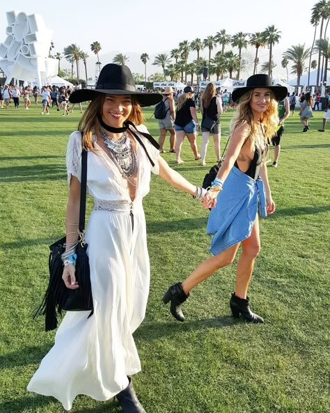 Coachella 2016 festival bffs. love the bohemian style Festival Pictures, Coachella 2016, Boho Festival Outfit, Coachella Inspiration, Coachella Looks, Festival Mode, Button Maxi Dress, Look Boho Chic, Festival Girls