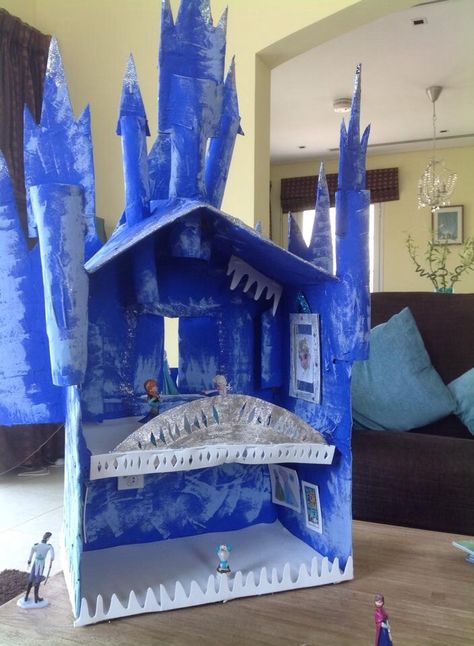 Frozen DIY castle Dollhouses Diy, Elsa Diy, Diy Castle, Barbie Castle, Frozen Diy, Frozen Bedroom, Adventure Crafts, Frozen Room, Frozen Castle