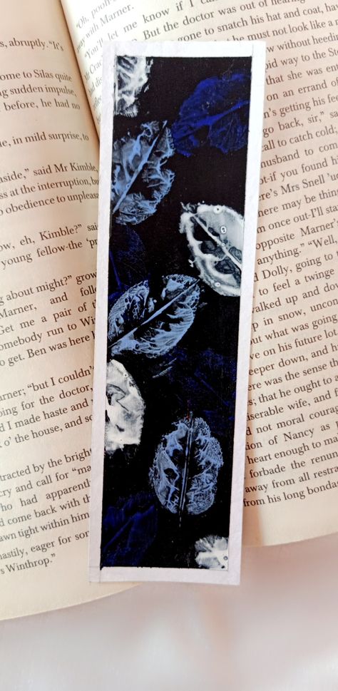 A DIY bookmark made by printing a leaf using poster color. Leaf Print Art, Bookmarks Diy, Leaf Bookmark, Handmade Bookmarks Diy, Diy Bookmark, Book Boxes, Poster Color, Handmade Bookmarks, Au Pair