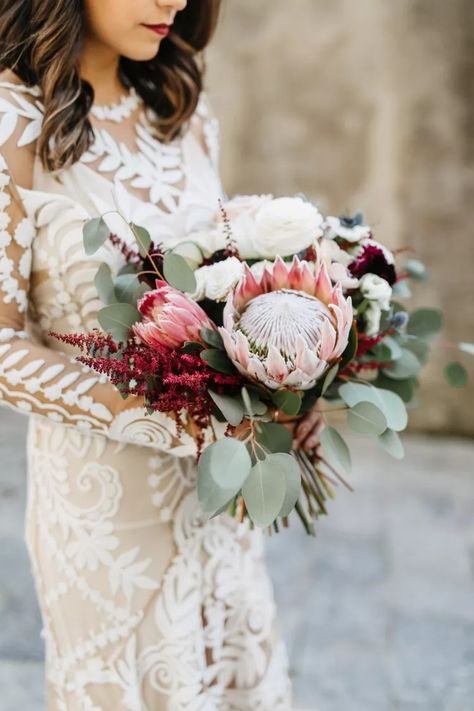 52 Beautiful Bouquets for a Fall Wedding Winter Wedding Dress Accessories, Fall Flower Wedding Bouquets, Minimalist Wedding Reception, Powder Blue Wedding, Bouquets Diy, Fall Wedding Bouquet, Simple Wedding Bouquets, Rustic Wedding Gowns, Diy Your Wedding