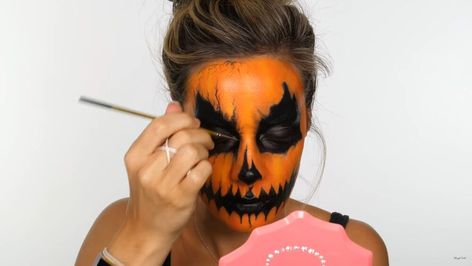 This is a guide to doing pumpkin makeup for Halloween. Learn how to do creepy DIY pumpkin makeup with cheap face paint, using this easy step-by-step tutorial. Easy Pumpkin Faces, Pumpkin Makeup Ideas, Creepy Diy, Pumpkin Makeup, Pumpkin Face Paint, Halloween Makeup Kits, Black Face Paint, Makeup For Halloween, Face Paint Kit