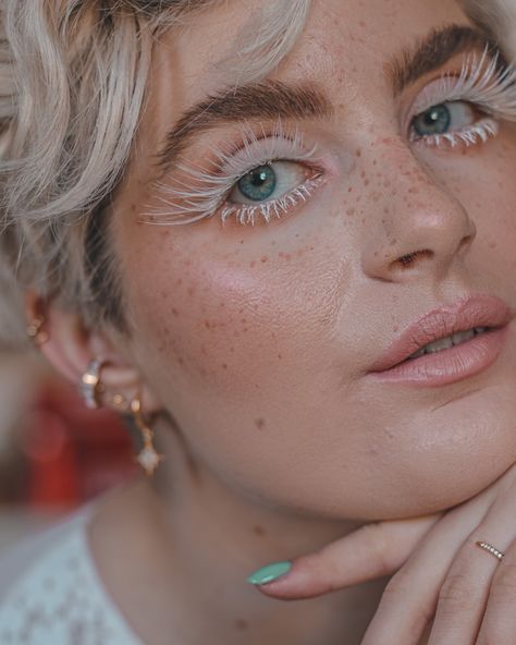 Using eldora lashes B801 white false lashes  #fakefreckles #whitelashes #makeup #pixiecut White False Lashes, White Lashes Makeup, White Mascara Looks, White Eyelashes Makeup, Hoola Lite Bronzer, White Lashes, Gojo Cosplay, White Mascara, White Eye Makeup