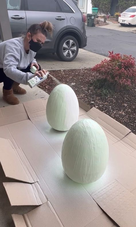 Big Egg Diy, Spring Decorations Outdoor, Front Yard Easter Decor, Outside Easter Decorations Yards, Diy Outdoor Home Decor, Large Outdoor Easter Eggs, Easter Egg Tree Outdoor, Diy Outside Easter Decorations, Easter Outdoor Decorations Diy