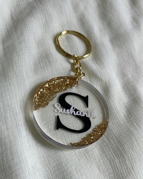 Personalised name keychain. . Order for: @__ushuu__ . #resinkeychain #customisedkeychain Resin Art Business, Diy Resin Keychain, Resin Business, Resin Making, Resin Crafts Tutorial, Name Keychain, Resin Work, Resin Jewelry Diy, Butterfly Wallpaper Iphone