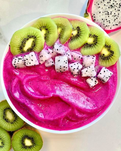 Seltzer Branding, Dragonfruit Smoothie Bowl, Pitaya Smoothie Bowl, Pitaya Smoothie, Pitaya Bowl, Blendtec Blender, Fruit Board, Dragon Fruit Smoothie, Tri Sigma