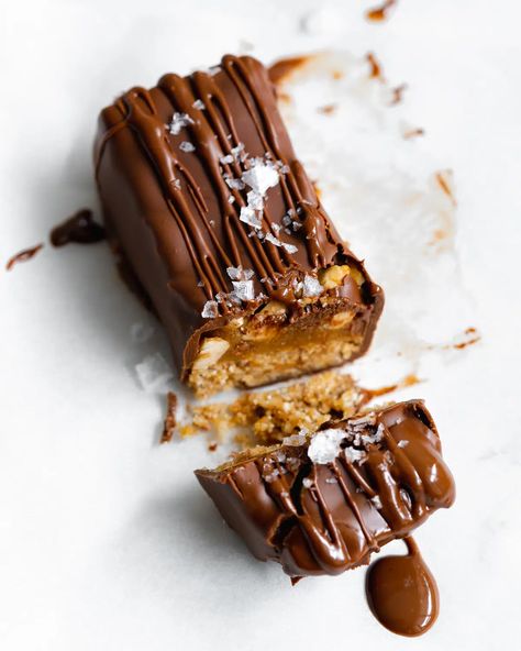 Snickers Recipe, Vegan Snickers, Peanut Butter Oat Bars, Candy Bar Recipe, Peanut Butter Protein Bars, High Protein Desserts, Homemade Snickers, Vegan Candies, Homemade Almond Milk