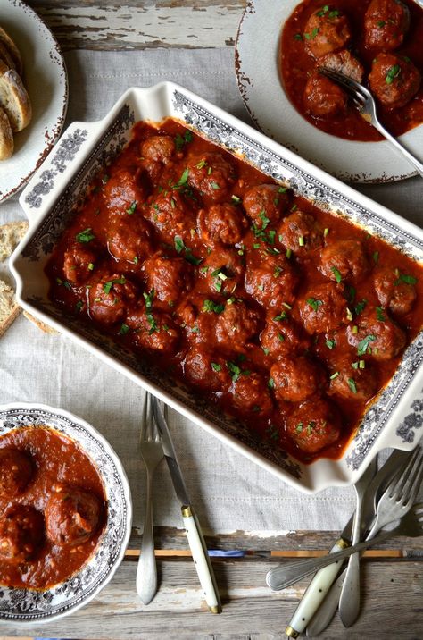 Meatballs in Wine Sauce, Albóndigas en Salsa, a Classic Albondigas Meatballs Recipe, Meatballs In Red Wine Sauce, Red Wine Meatballs, Meatballs In Red Sauce, Homes In Spain, Red Wine Gravy, Minced Beef Recipes, Minced Beef, Meatball Recipes Easy