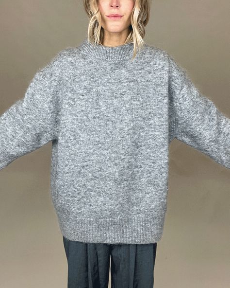 5 Easy Styling Hacks To Try | sheerluxe.com Too Long Sweater Hack, Sweater Too Long Hack, Sweater Sleeves Too Long Hack, Plain Sweater Outfit, Jumper Hacks, Long Jumper Outfit, Sweater Hacks Style, Dress Jumper Outfit, Roll Neck Jumper Outfit