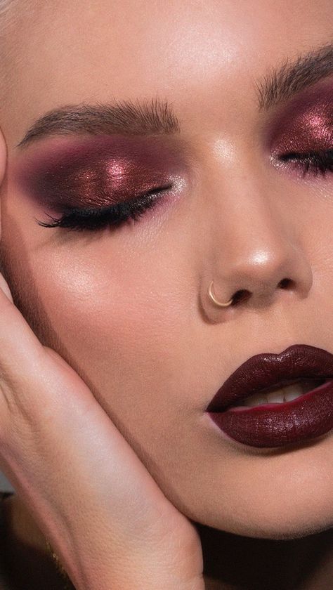 Burgundy And Black Eyeshadow, Burgundy Silver Makeup, Maroon Makeup Ideas, Burgundy Eye Makeup Look, Maroon Make Up, Red Wine Makeup Look, Seance Photoshoot, Make Up Burgundy, Maroon Makeup Looks