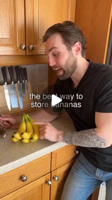 ❤ Healthy & Nutrition Tips ❤ on Instagram: "👨‍🍳 The Best Way To Store Fruit

🍌 Bananas: On the counter wrapped with foil like this, because it helps to stop the release of ethylene gas so the fruit ripens slower and more evenly.

🫐 Blueberries- Rinse them, dry them and place them in an airtight container in single layers with a paper towel between each layer. This will ensure you minimize moisture buildup as best as possible.

🍇 Grapes- Soak them for 2 minutes in vinegar, then allow them to dry and store them in an airtight container lined with paper towels in the fridge.

🍅 Tomatoes- On the counter upside down, so it creates a small barrier against the oxygen, slowing down the potential growth of mold.

🍎 Apple slices- Soaking them in a salt water brine for 10 minutes, then drain t Storage Tricks, Store Fruit, Airtight Containers, Paper Towels, Apple Slices, Planting Herbs, The Fruit, Healthy Nutrition, Nutrition Tips