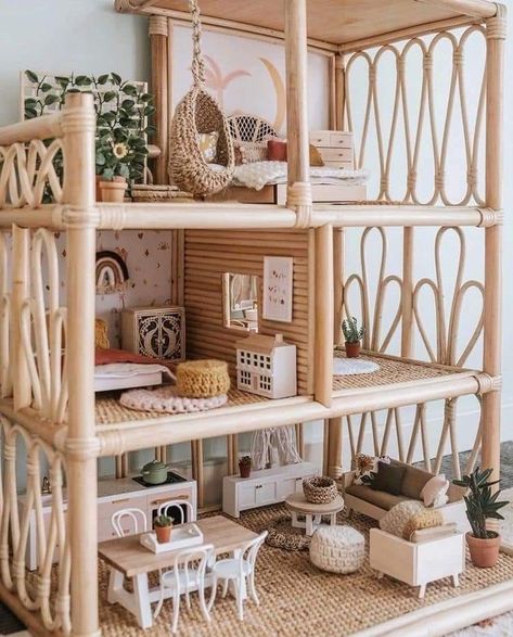 Tiny House Dollhouse, Mini House Ideas Diy Projects, Mini Dollhouse Furniture, Tiny Doll House Mini Things, Creative Dollhouse Ideas, Miniature Doll Houses, Doll House Interior Design, Miniature House Interior, Rattan Doll House