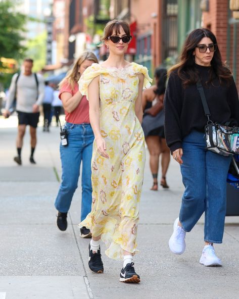 Dakota Johnson Wore All the Sneakers New Yorkers Are Obsessed With While Filming ‘Materialists’ Dakota Johnson Sneakers, Dakota Johnson Street Style Summer, Dakota Johnson Summer Style, Dakota Johnson Materialists, Dakota Johnson Street Style 2024, Nike Daybreak Outfit Women, Nike Daybreak Outfit, Nike Cortez Outfit, Dakota Johnson Street Style