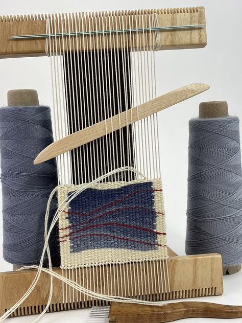 Weaving Loom Diy, Handwoven Tapestry, Weaving Loom Projects, Weaving Tutorial, Diy Weaving, Woven Wall Art, Textile Fiber Art, Tapestry Art, Weaving Textiles