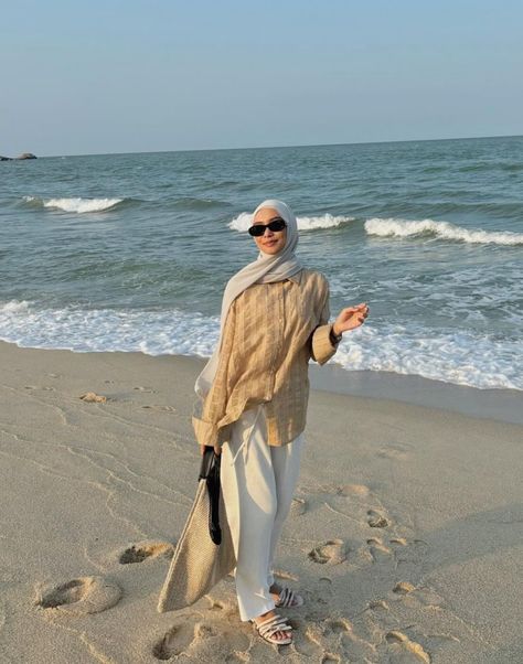 Hijabi In Beach, Hijabi Cruise Outfits, Maldives Outfit Ideas For Hijabi, Muslimah Beach Outfit, Bali Hijab Outfit, Beach Outfit Hijab Simple, Hijab Outfit Beach Style, Hijab Vacation Outfits, Beach Modest Outfit