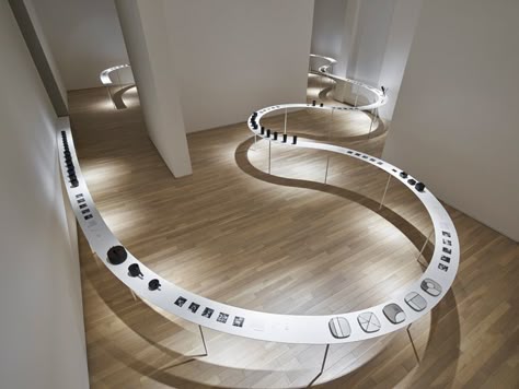 nendo's exhibition 'colourful shadows' showcases pieces that have been displayed on a curving table that seemingly floats around the spaces. Nendo Design, Retail Design Display, Museum Exhibition Design, Museum Displays, Exhibition Display, Tableware Collection, Table Display, Exhibition Space, Exhibition Stand