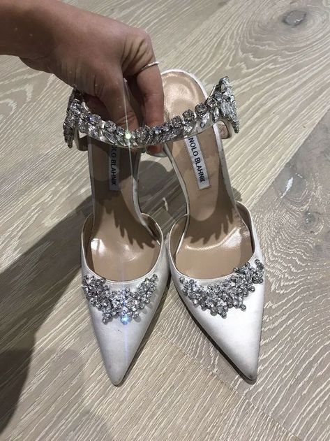 Manolo Blahnik awesome for every wedding Lurum Manolo Blahnik, Manolo Blahnik Wedding, Manolo Blahnik Lurum, Manolo Blahnik Wedding Shoes, Shoes Manolo Blahnik, Dr Shoes, Manolo Blahnik Heels, Bridal Heels, Manolo Blahnik Shoes