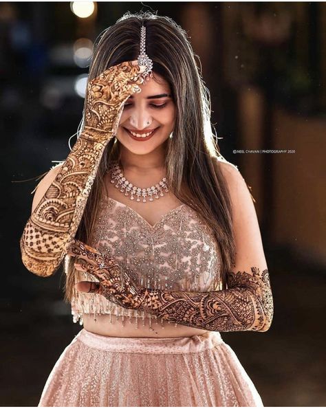 Mehndi Poses For Bride With Friends, Mahendi Photos, Mehendi Poses For Bride, Mehandi Poses, Mehandi Photo, Mehendi Photography Bridal, Mehendi Poses, Mehndi Poses, Mehendi Photoshoot