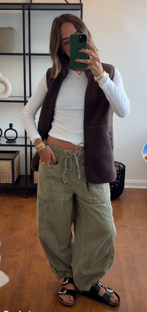 28 Year Old Outfits, Cute Fall Hiking Outfit, Female Construction Worker Outfit, Green Cargo Pants Outfit, Granola Outfits, Hiking Outfit Fall, House Dream, Old Outfits, Girls Joggers