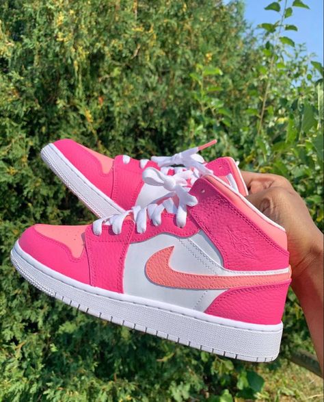 Nike Blazer Outfit, Nike Shoes Girls, Nike Fashion Shoes, Preppy Shoes, Jordan Shoes Girls, Jordan Shoes Retro, Custom Nike Shoes, All Nike Shoes, Nike Air Shoes